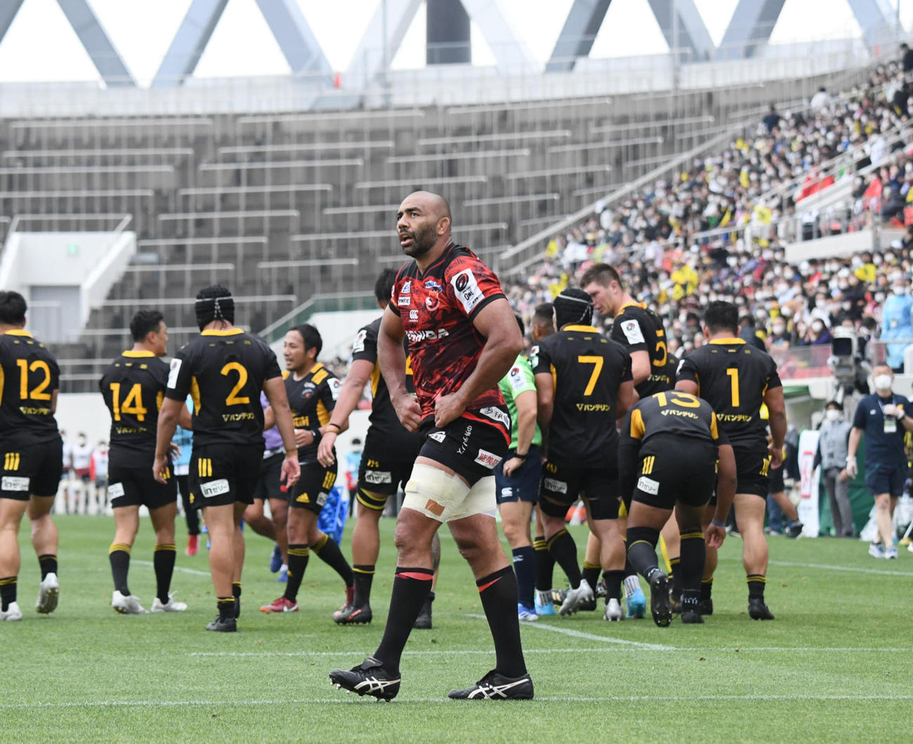 東京SG対BL東京　前半、トライを決められ、肩を落とすBL東京リーチマイケル（撮影・滝沢美穂子）