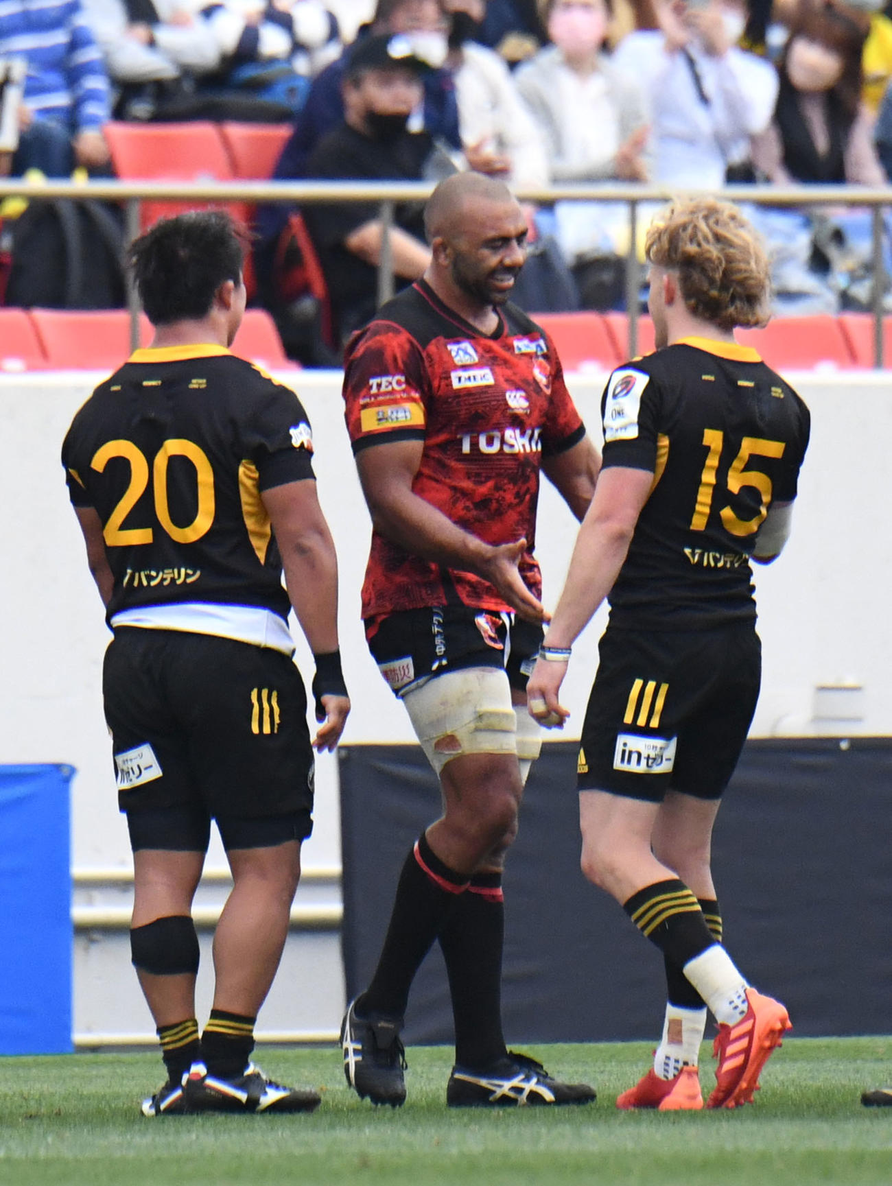 試合終了後、健闘をたたえ合うBL東京のリーチマイケル（中央）と東京SGのマッケンジー＜15＞（撮影・滝沢美穂子）