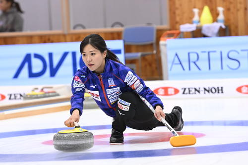 第1エンド、ショットを放つロコ・ソラーレ吉田知那美（C）JCA IDE