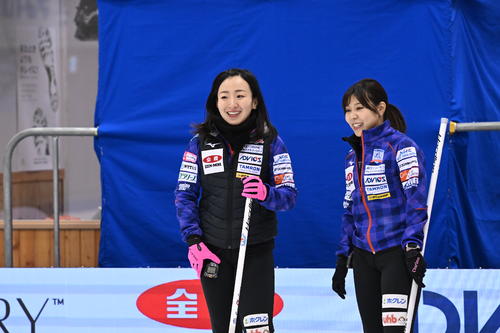 笑顔を見せるロコ・ソラーレ藤沢五月と吉田夕梨花（C）JCA IDE