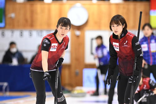 第2エンド、ストーンの行方を見る中部電力の石郷岡葉純と中嶋星奈（C）JCA IDE