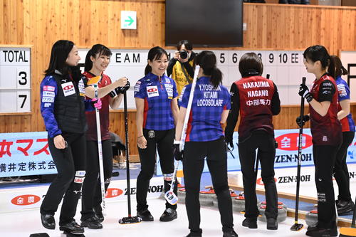 試合が終わり、健闘をたたえ合う両チームの選手たち（C）JCA IDE