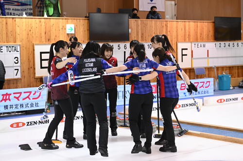 試合が終わり、健闘をたたえ合う両チームの選手たち（C）JCA IDE