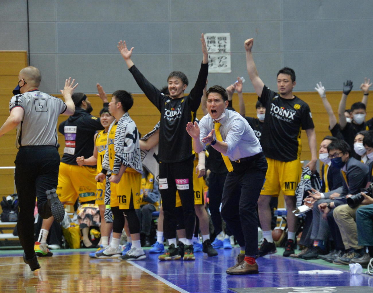 片岡の3点シュートが決まって盛り上がる藤田HC（手前）ら仙台ベンチ（撮影・濱本神威）