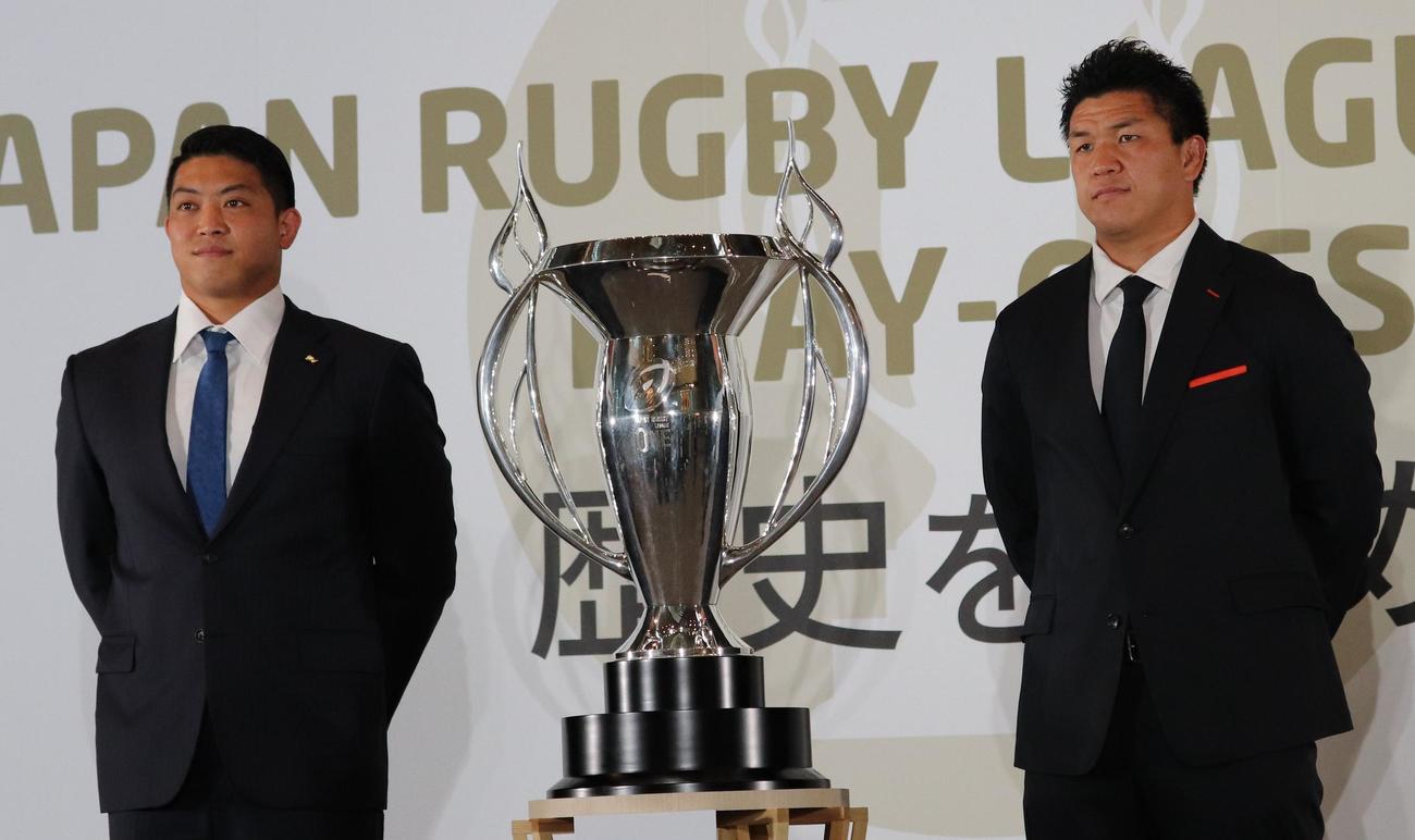 プレーオフ準決勝へ闘志を燃やす埼玉の坂手（左）と東京ベイ立川（撮影・藤塚大輔）