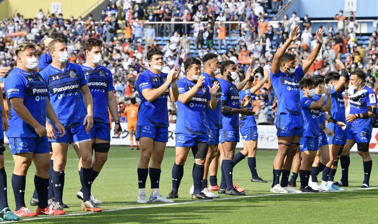 東京ベイに勝利し決勝進出を決め、スタンドの観客に手を振る埼玉フィフティーン（共同）