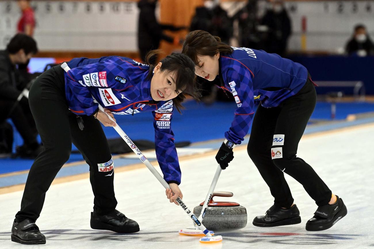 ロコ・ソラーレ対中部電力　真剣な表情でスイープするロコ・ソラーレの（左から）吉田知、鈴木（C）JCA