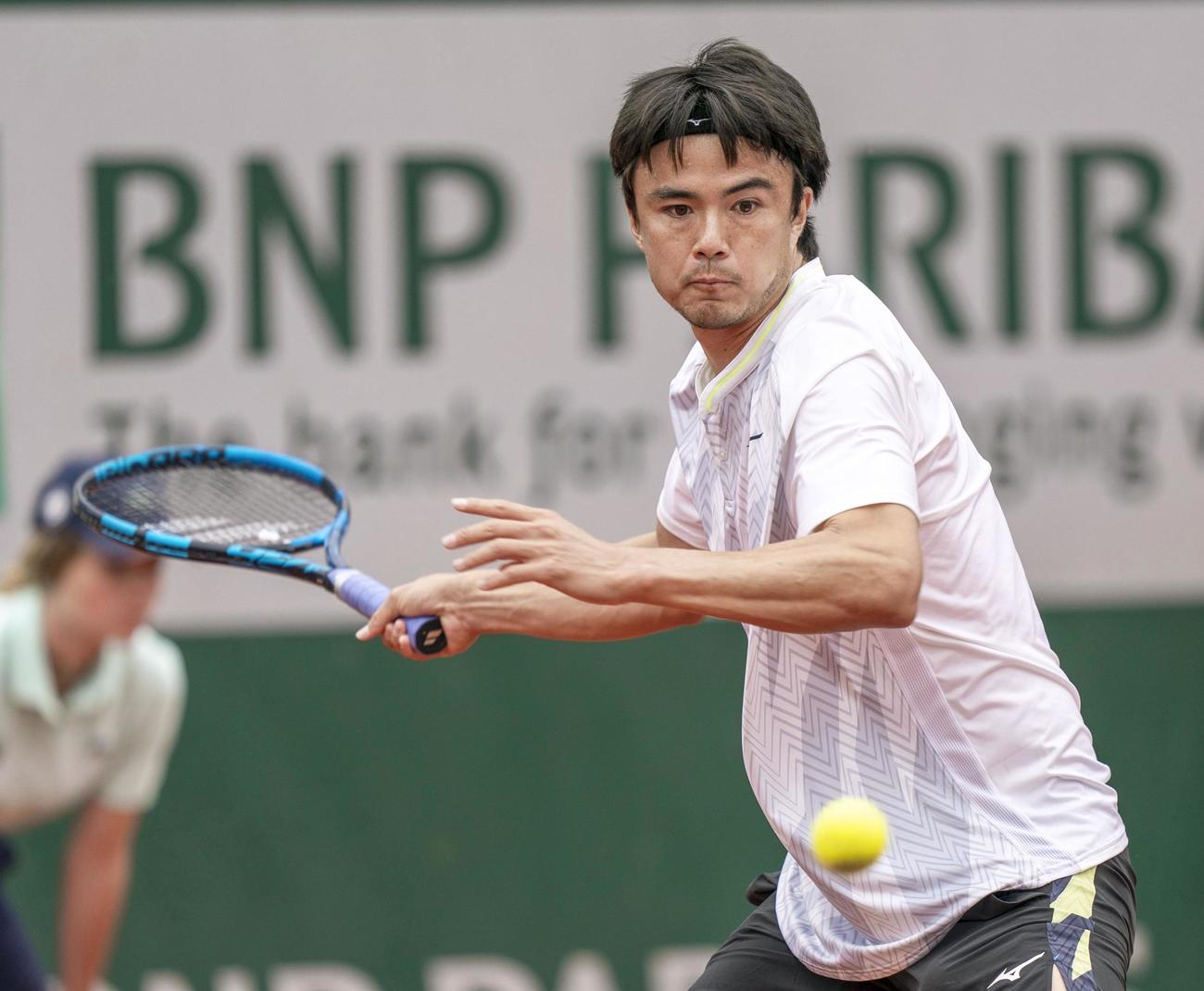 男子シングルス1回戦でプレーするダニエル太郎＝パリ（共同）