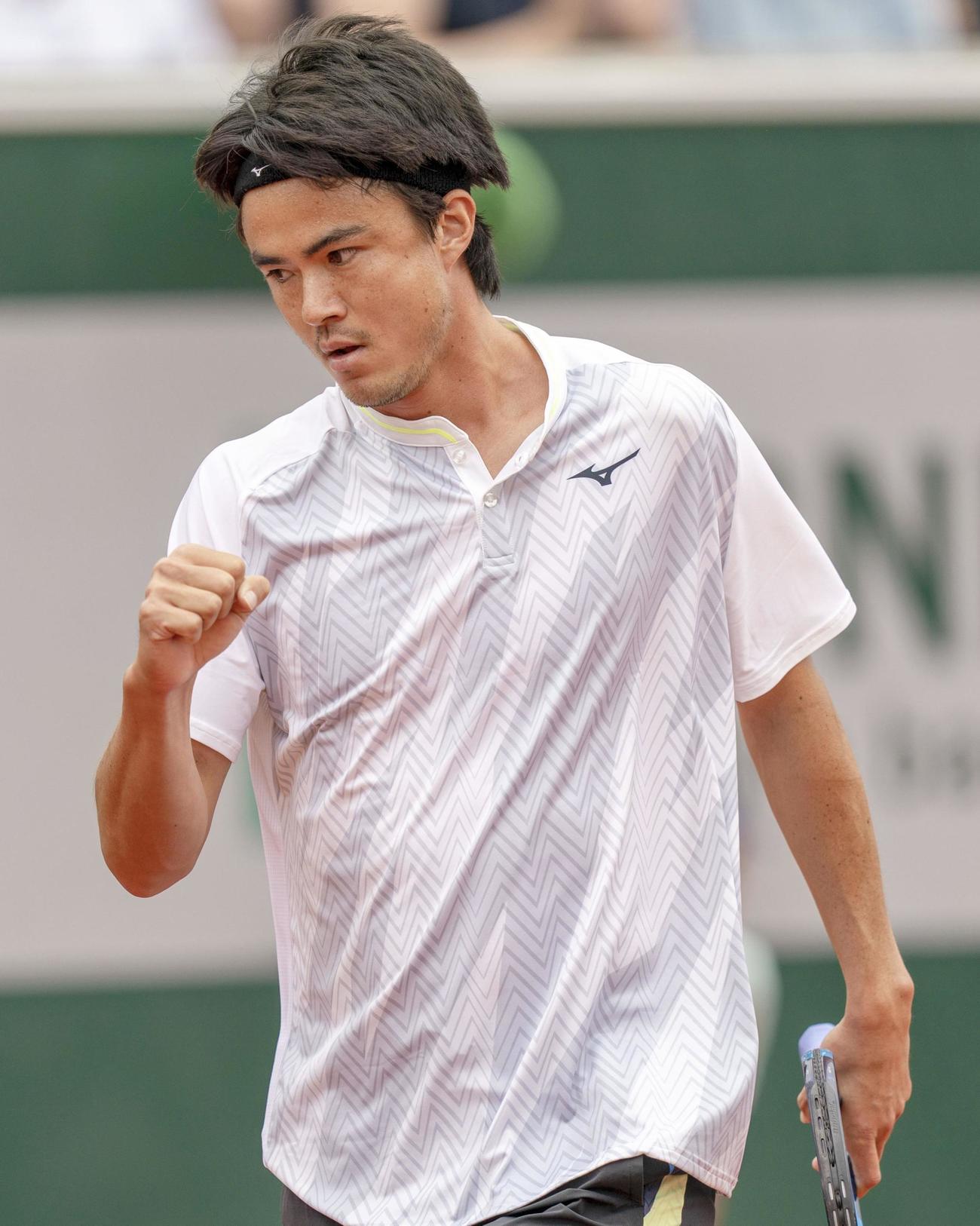男子シングルス1回戦でポイントを奪い、ガッツポーズするダニエル太郎＝パリ（共同）