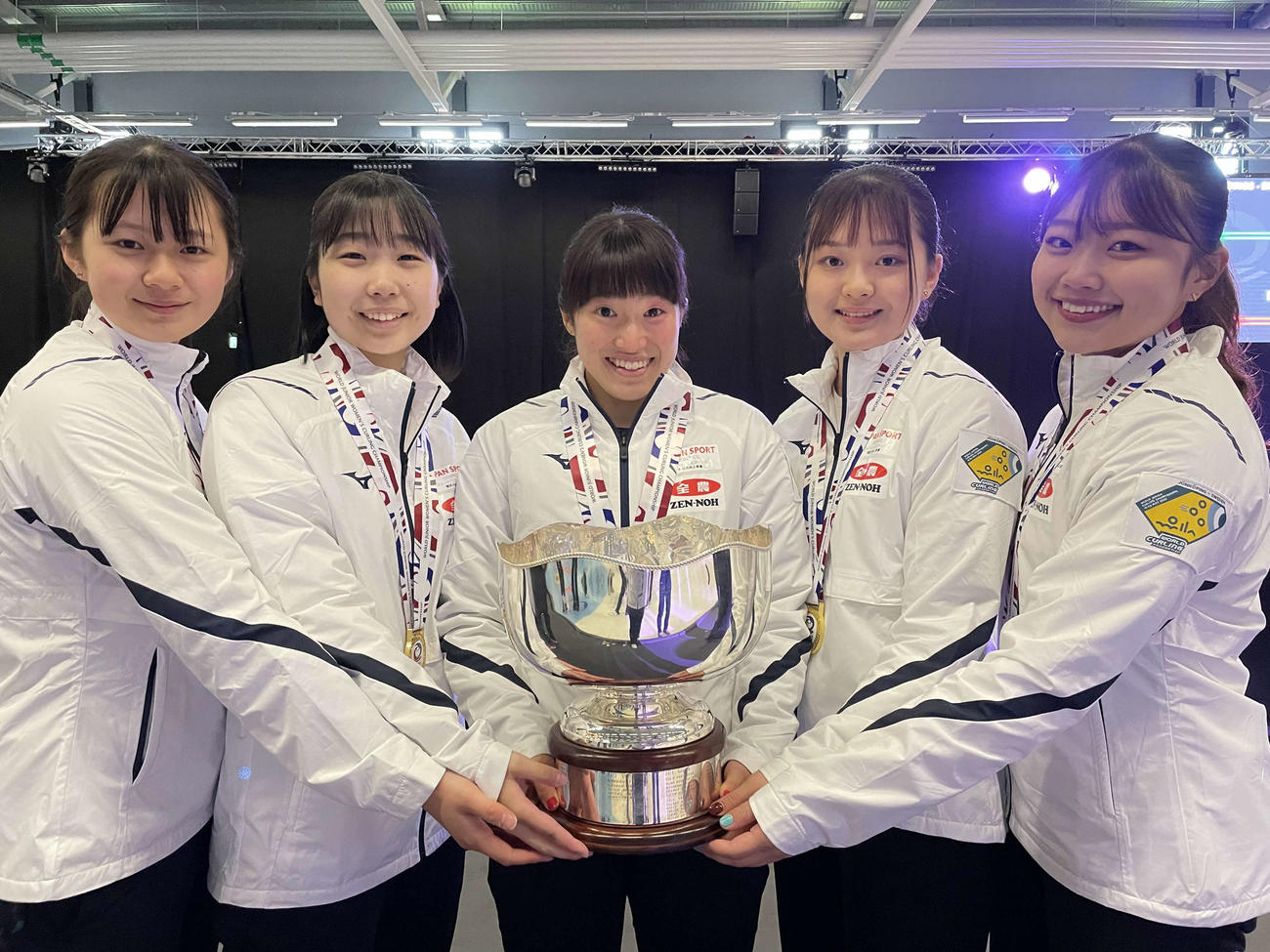 世界ジュニア選手権で優勝したSC軽井沢クラブジュニア（C）JCA