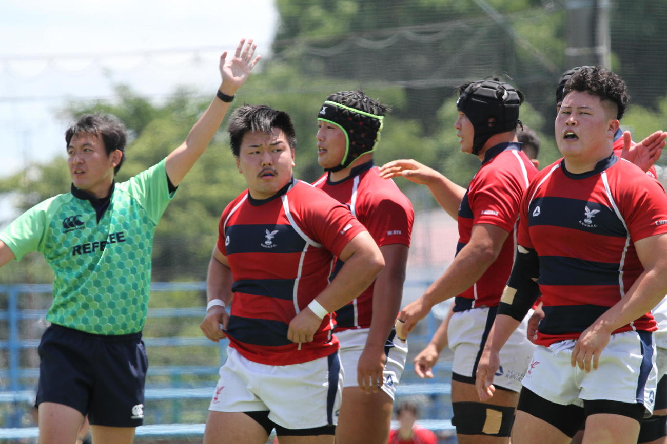 帝京大との練習試合で奮闘する京産大のFW陣（京産大提供）