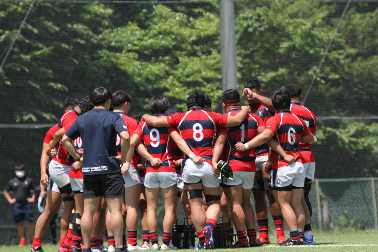 帝京大との練習試合で円陣を組む京産大のメンバー（京産大提供）