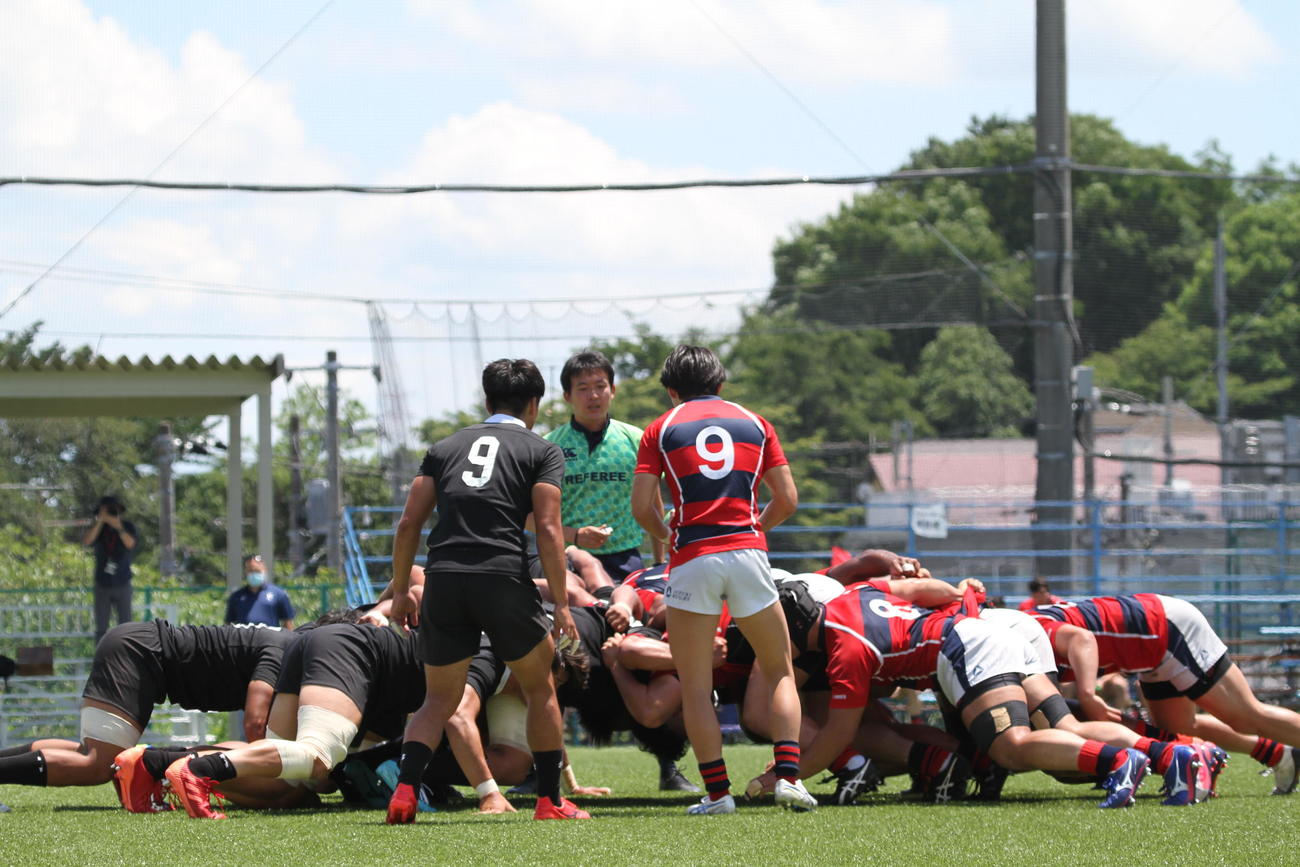 スクラムを組む帝京大（黒）と京産大のメンバー（京産大提供）