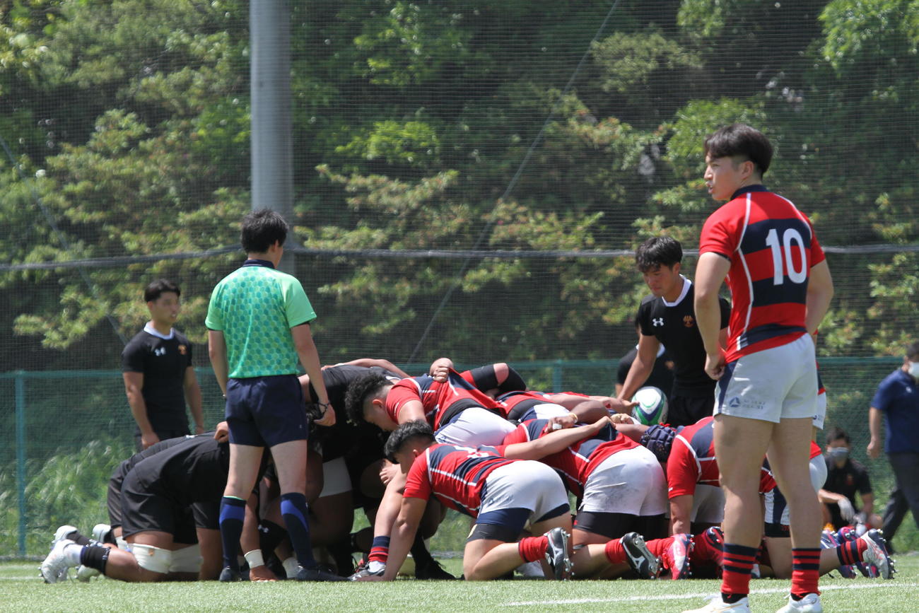 スクラムを組む帝京大（黒）と京産大のメンバー（京産大提供）