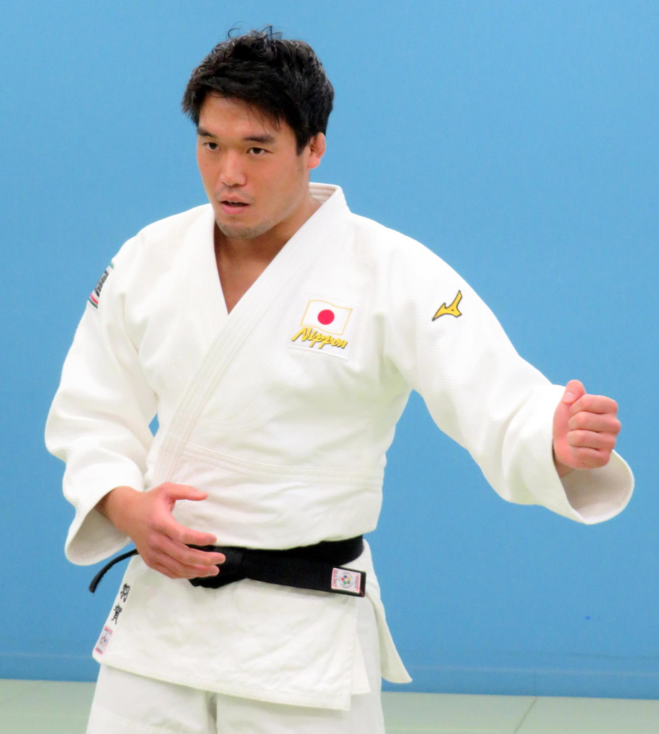 オンライン柔道教室で画面に向かって指導する羽賀龍之介（撮影・木下淳）