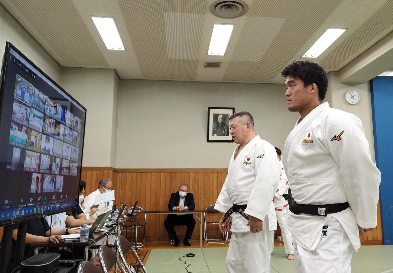 オンライン柔道教室で指導する羽賀龍之介（右）と恩師の朝飛道場・朝飛大館長（撮影・木下淳）