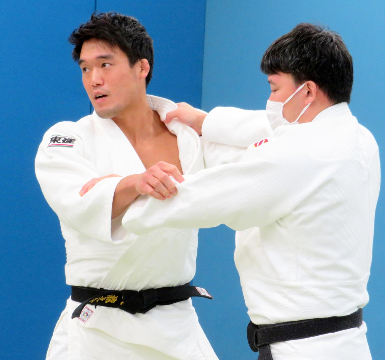 オンライン柔道教室で画面に向かって指導する羽賀龍之介（撮影・木下淳）