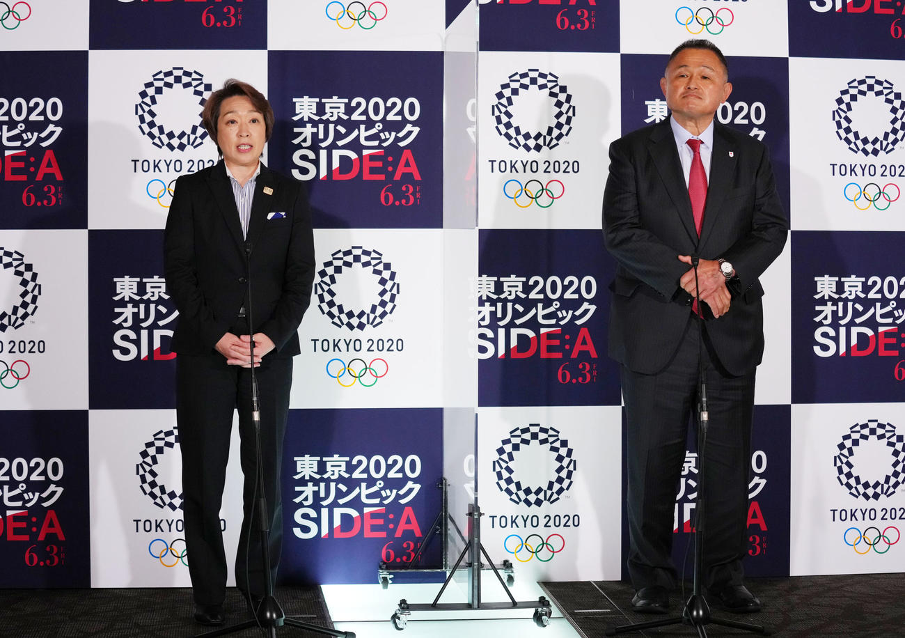 「東京2020オリンピックSIDE：A」の鑑賞を終え、感想を伝える橋本聖子氏（左）と山下泰裕JOC会長（撮影・横山健太）