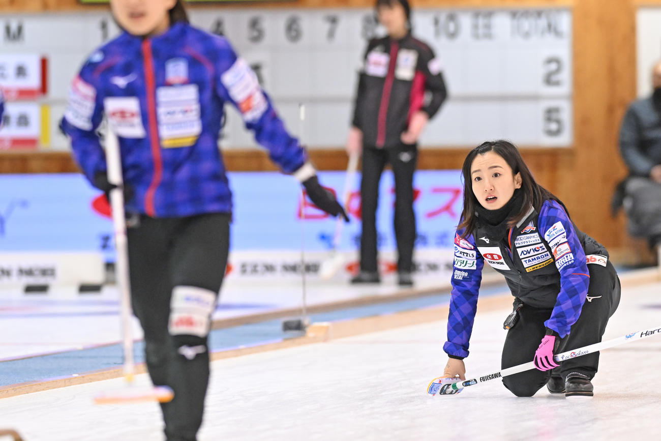 札幌協会戦、ストーンの行方を見守るロコ・ソラーレのスキップ藤沢五月（C）JCA IDE