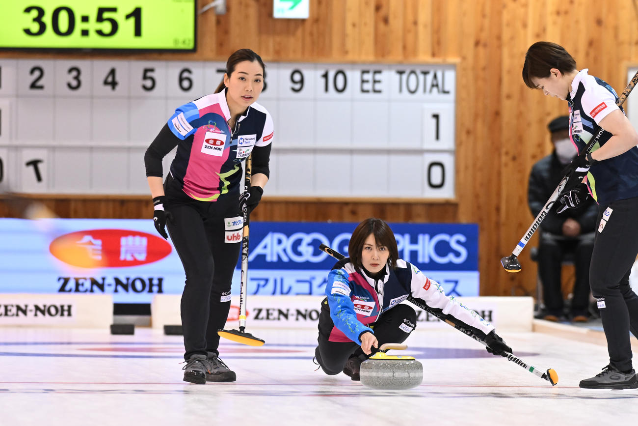 北海道銀行戦、ストーンを投げるフォルティウスのスキップ吉村紗也香（中央）（C）JCA IDE