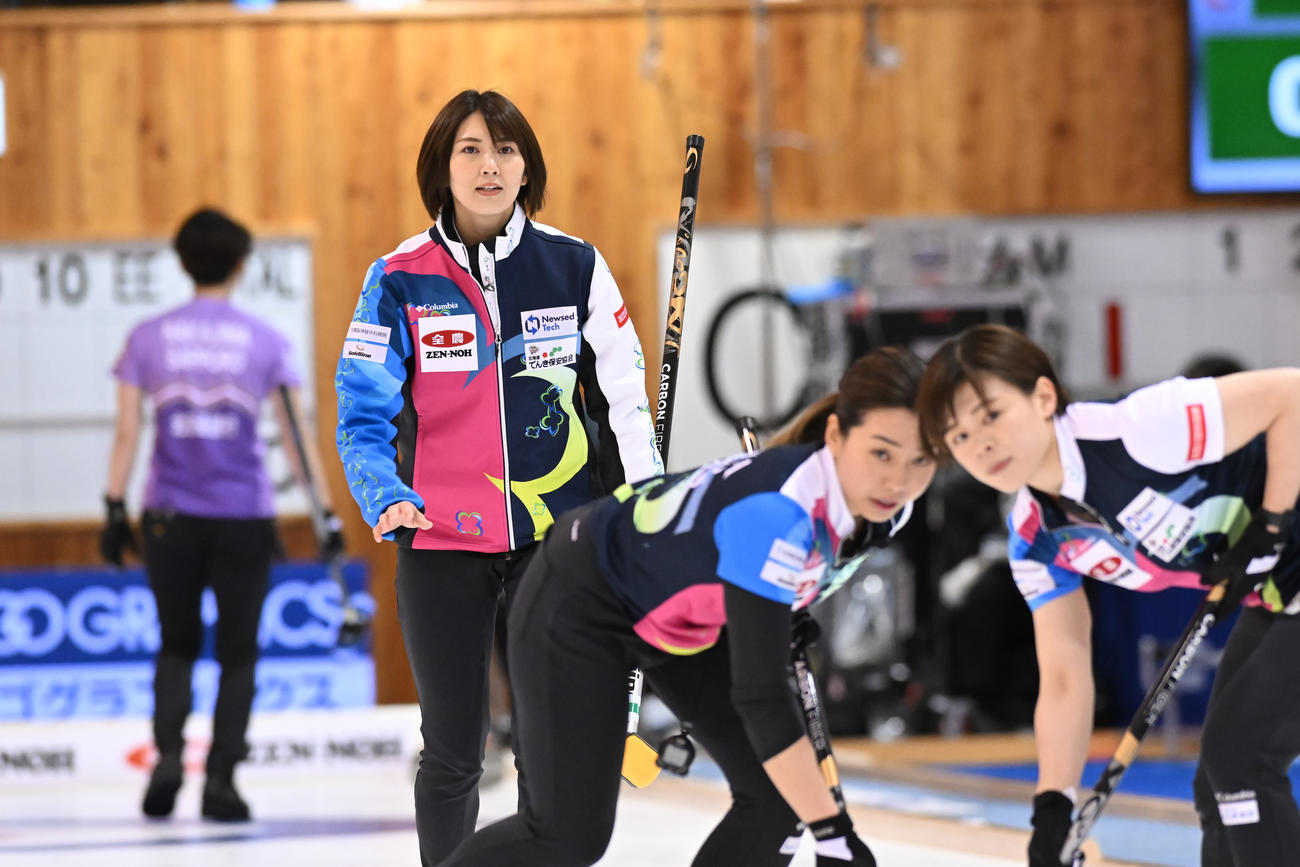 北海道銀行戦、スイープの様子を見守るフォルティウスのスキップ吉村紗也香（C）JCA IDE