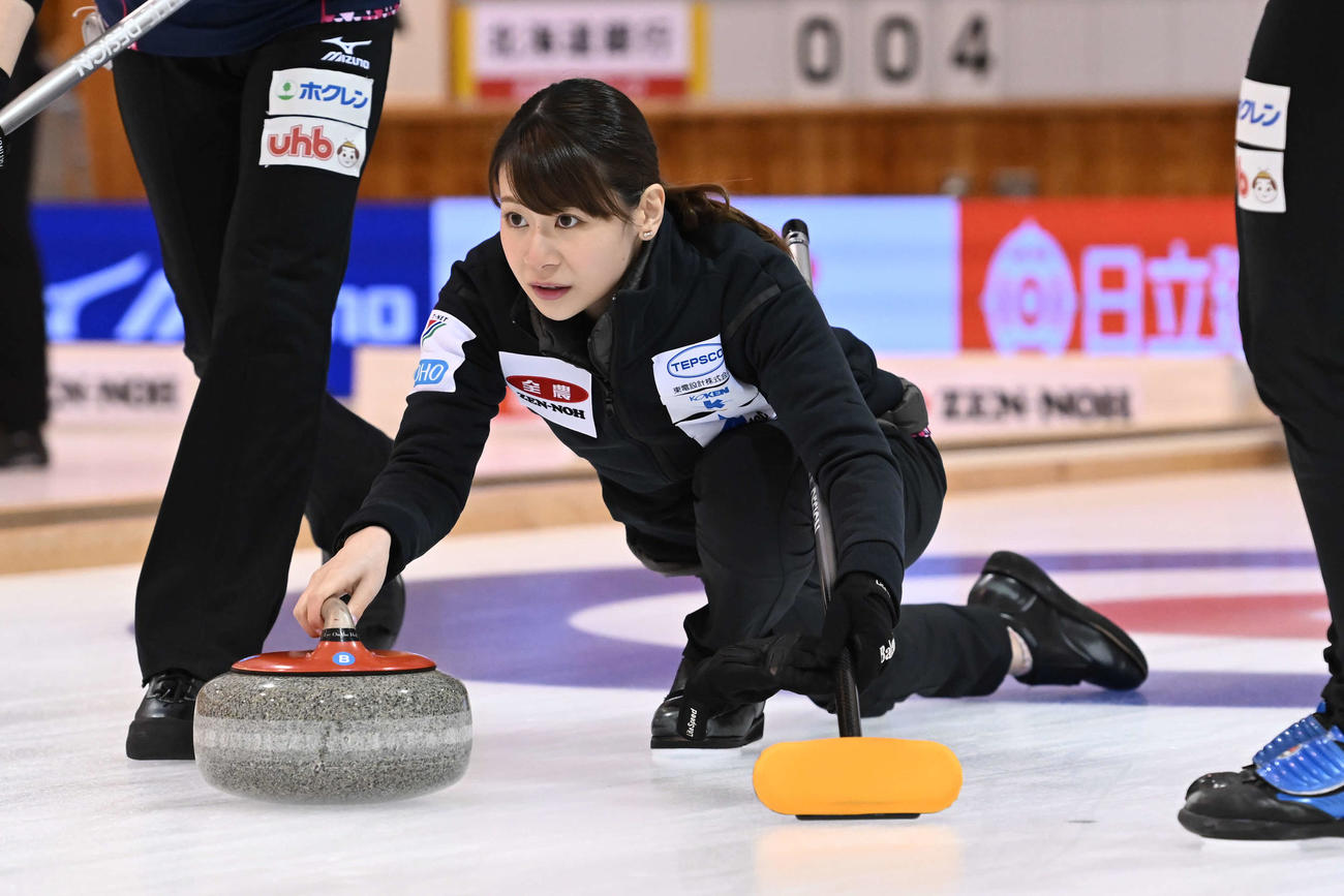 ストーンを投じる札幌協会の小川（23日撮影）(C)JCA IDE
