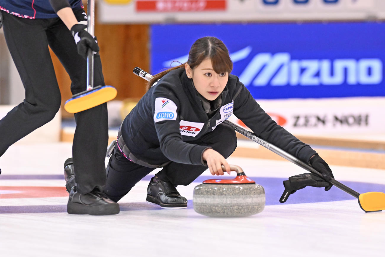 ロコ・ソラーレ戦、ストーンを投げる札幌協会のスキップ小川（C）JCA IDE