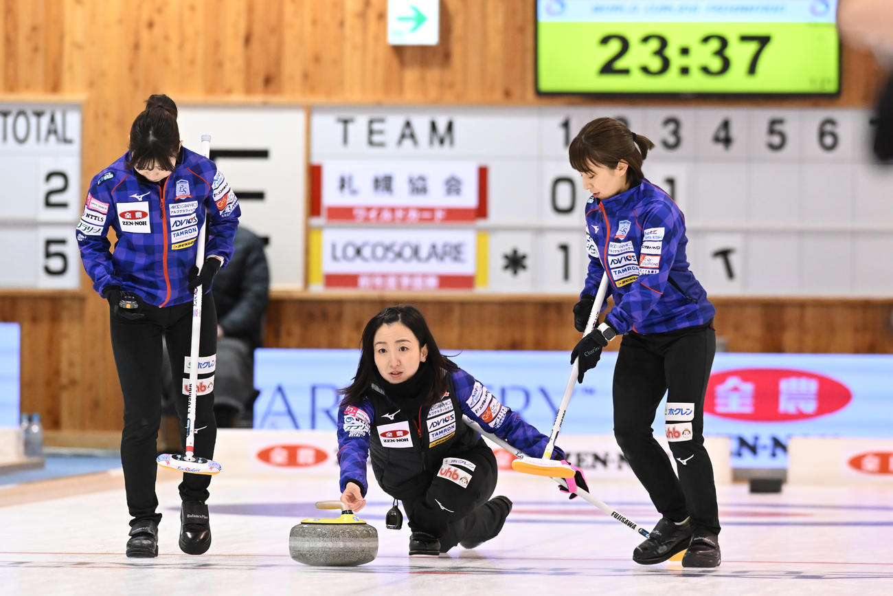 札幌協会戦、ストーンを投げるロコ・ソラーレのスキップ藤沢五月（中央）（C）JCA IDE