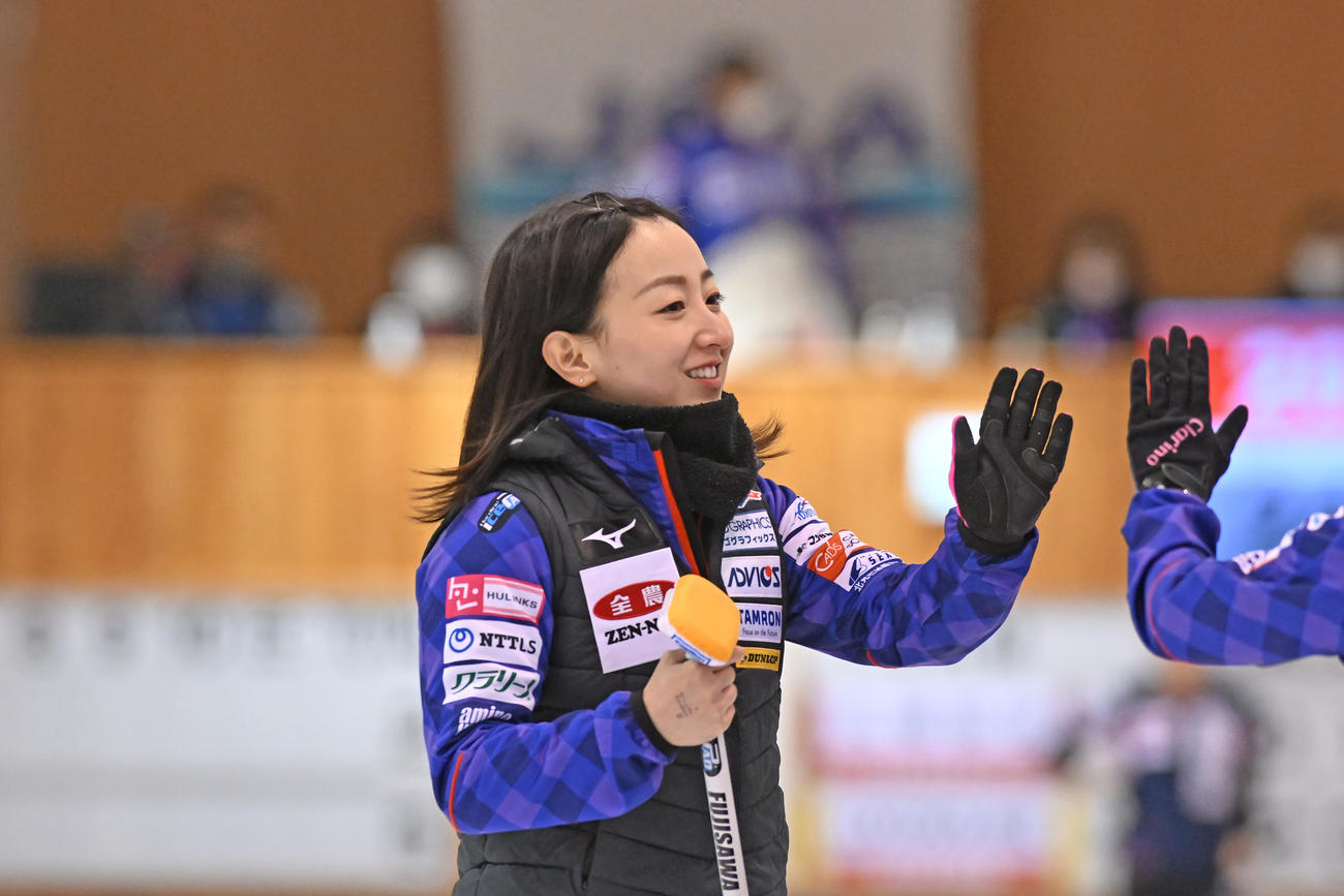 札幌協会戦、チームメートとタッチをかわすロコ・ソラーレのスキップ藤沢五月（C）JCA IDE
