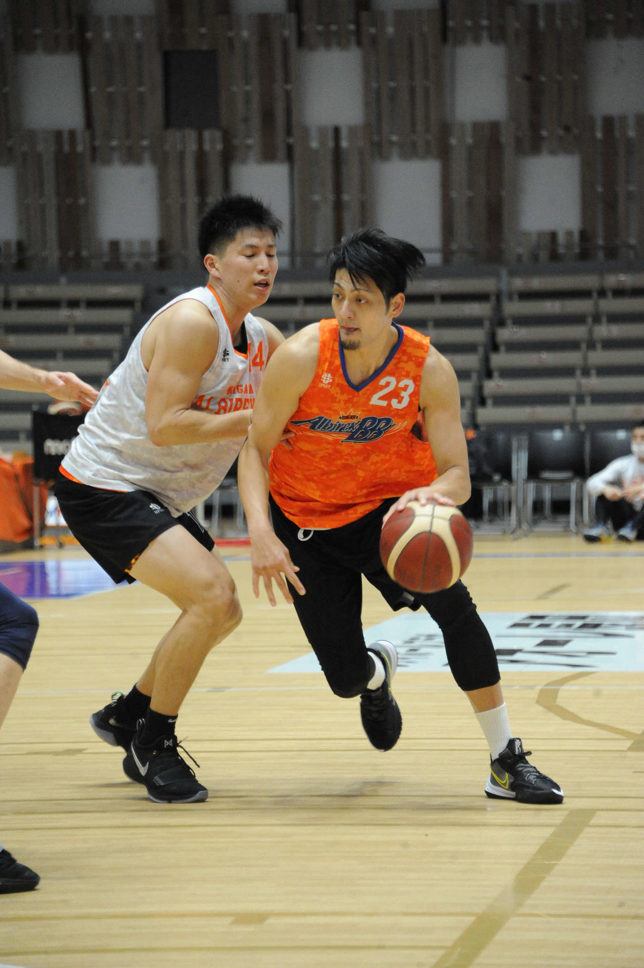 新潟SG佐藤公威（右）（2021年11月撮影）