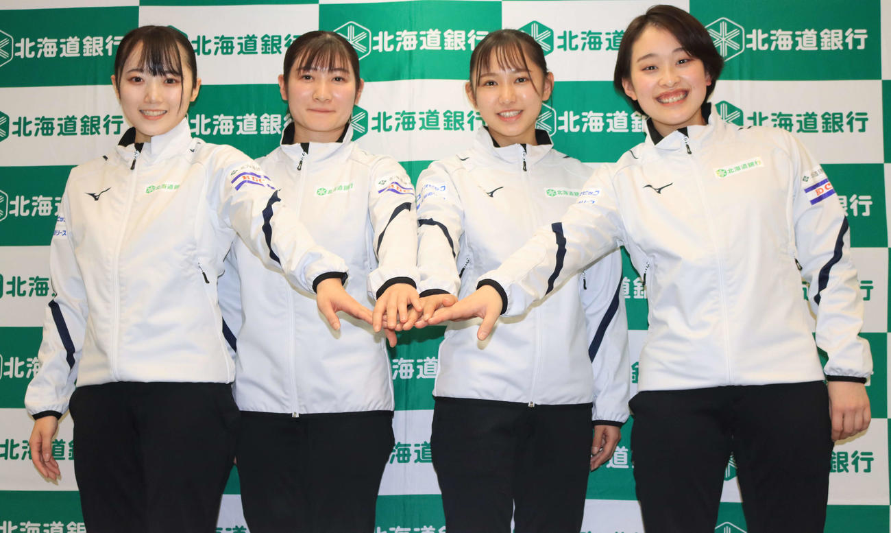 北海道銀行女子カーリング部　左から伊藤、田畑、仁平、中島（2021年12月13日撮影）
