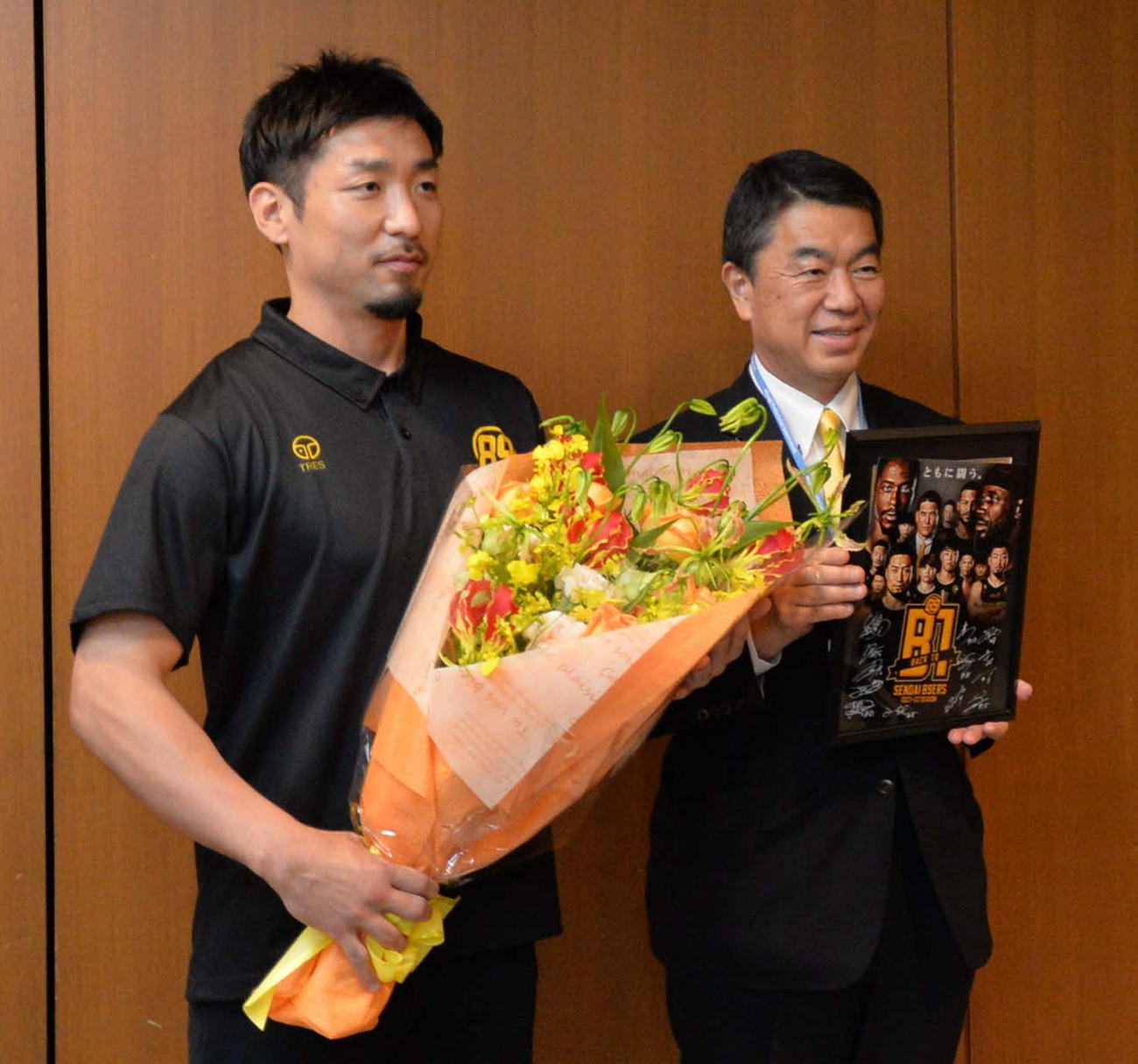 笑顔で写真に納まる月野主将（左）と村井知事
