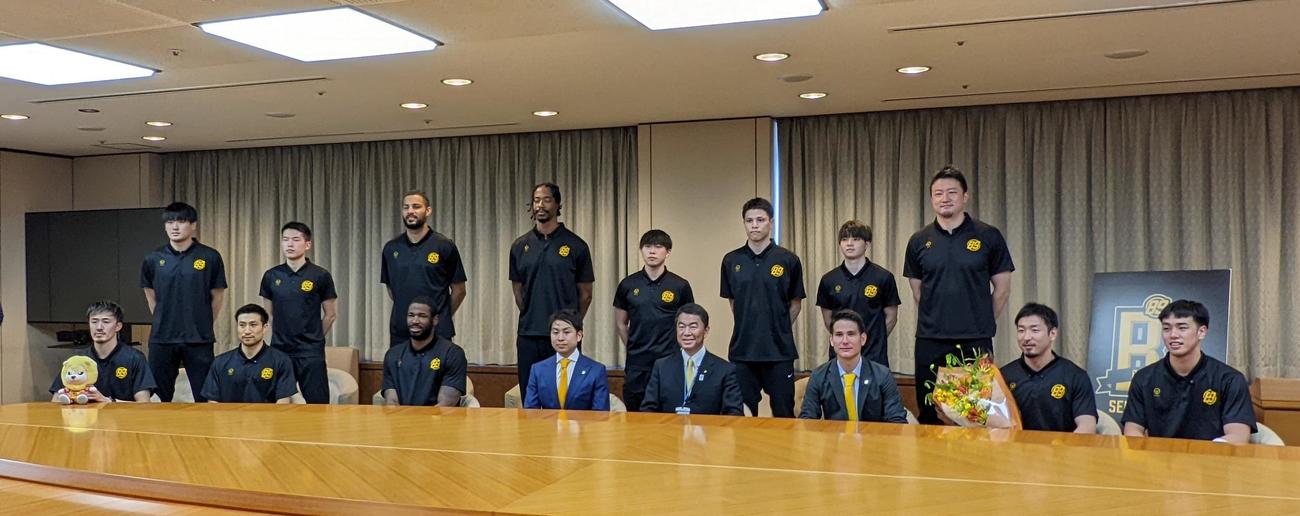 B1昇格を報告し、村井知事（前列左から5人目）と記念撮影する仙台89ERS
