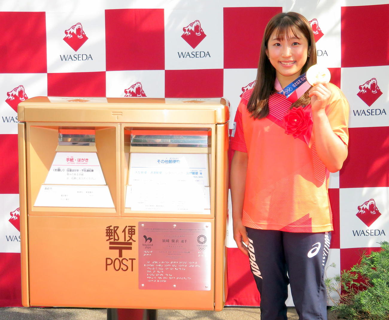 ゴールドポストを母校の早大に移設した須崎優衣（撮影・木下淳）