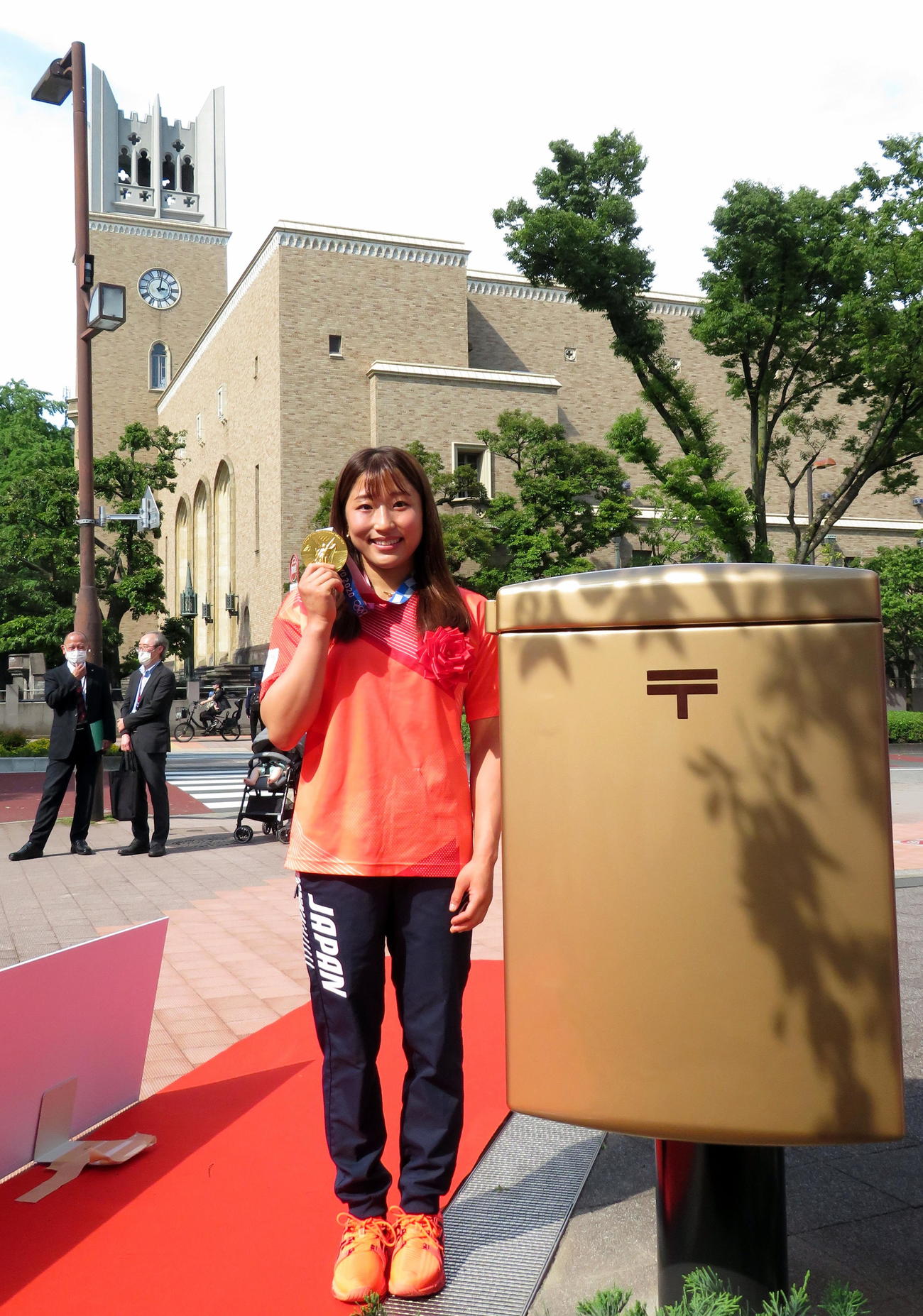 ゴールドポストを母校早大の大隈講堂前に移設した須崎優衣（撮影・木下淳）