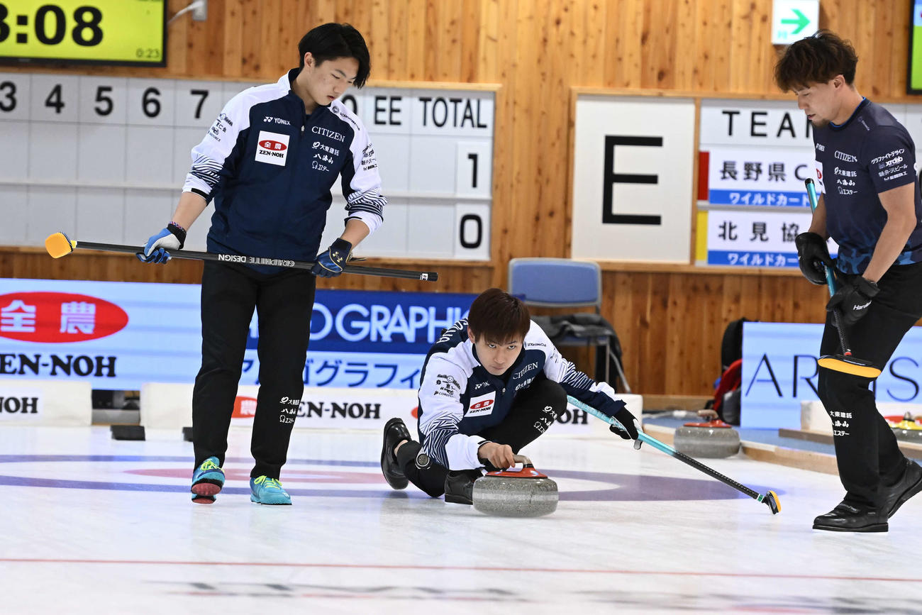 カーリング男子SC軽井沢クラブの20歳のスキップ柳沢（中央）と、15歳のセカンド山本（左）、リードの小泉（C）JCA IDE