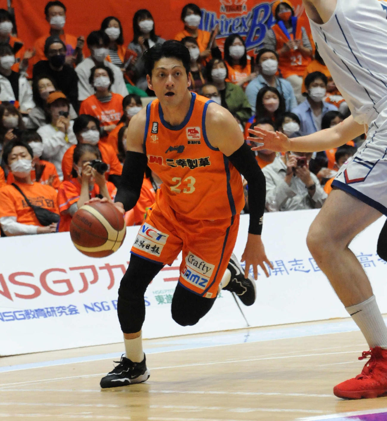 現役最後の試合になった8日の横浜BC戦でドリブルを仕掛ける佐藤