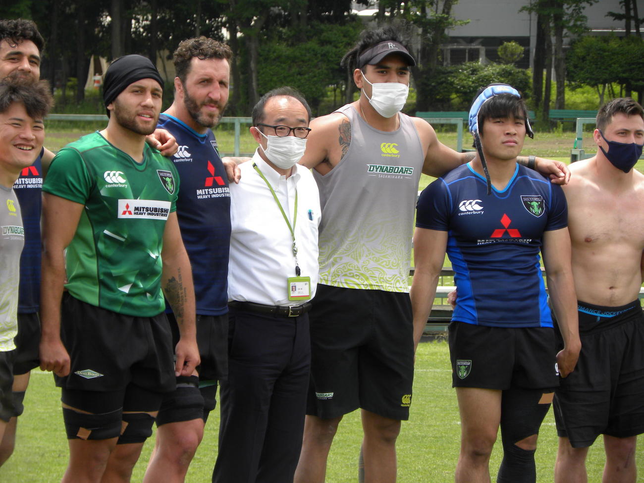 浦安との入れ替え戦第2戦に向けて円陣を組む相模原。石井GM（右から4人目）も参加（撮影・松本航）