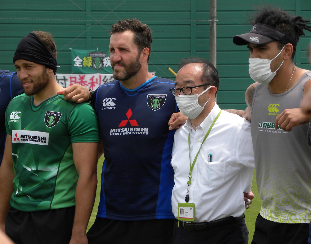 浦安との入れ替え戦第2戦に向けて円陣を組む相模原。石井GM（右から2人目）も参加（撮影・松本航）