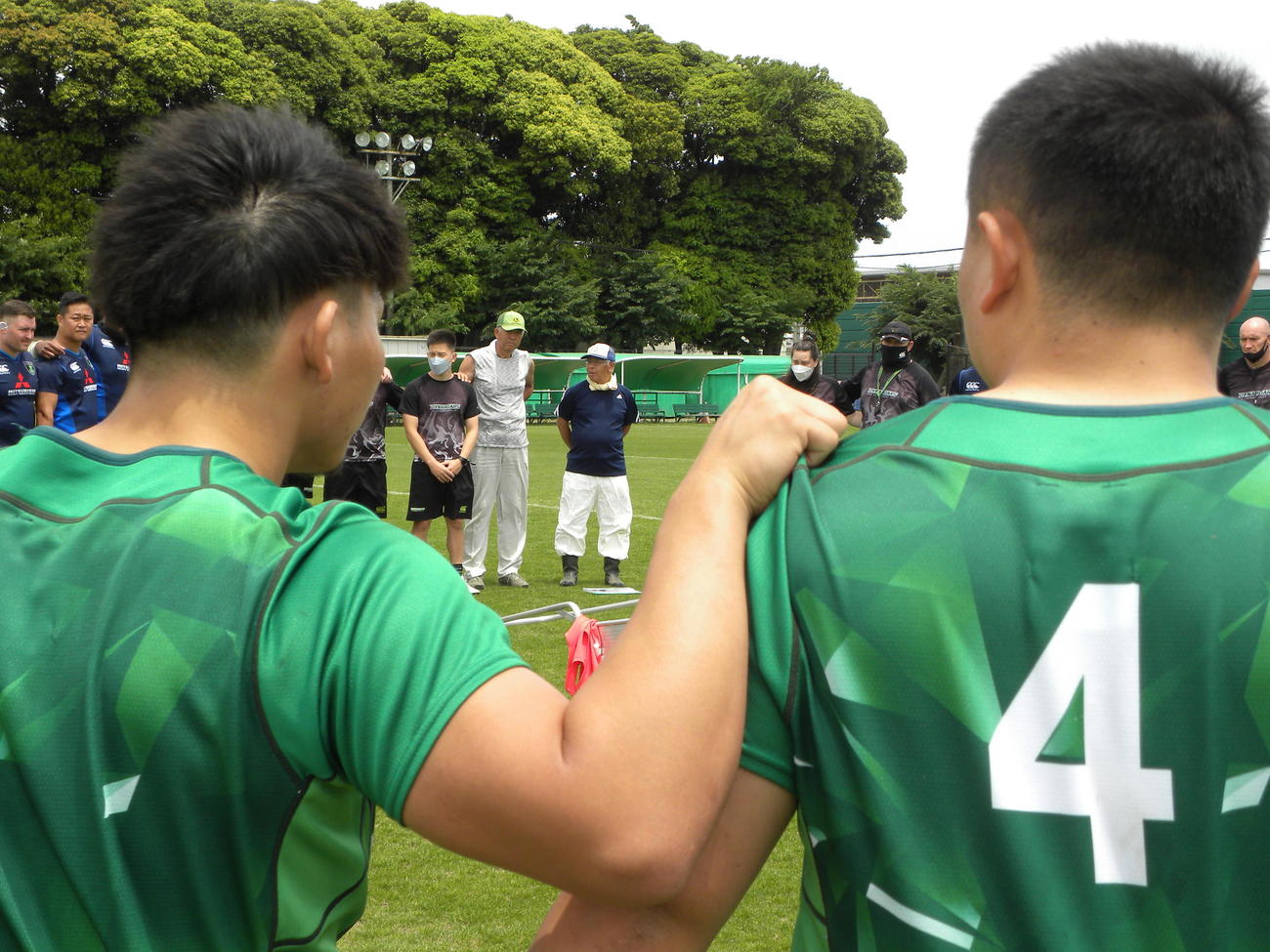 浦安との入れ替え戦第2戦に向けてグラウンドキーパーらも参加し、円陣を組む相模原（撮影・松本航）