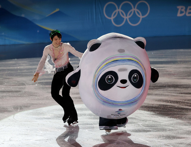 北京五輪　エキシビションの場内1周で、マスコットのビンドゥンドゥンと滑る羽生結弦（2022年2月20日撮影・パオロ　ヌッチ）