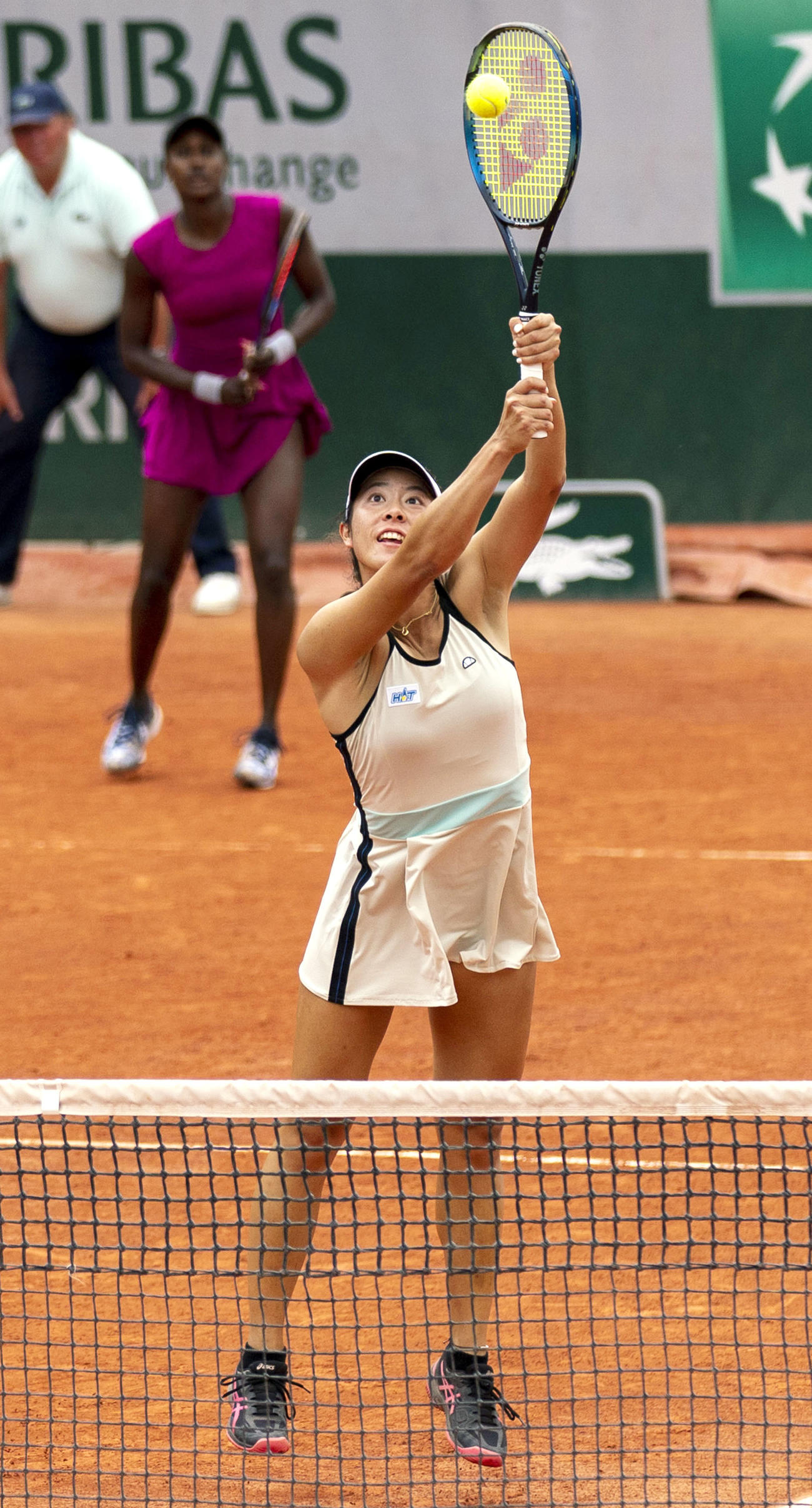 女子ダブルス1回戦を突破した柴原（手前）、ムハンマド組（共同）