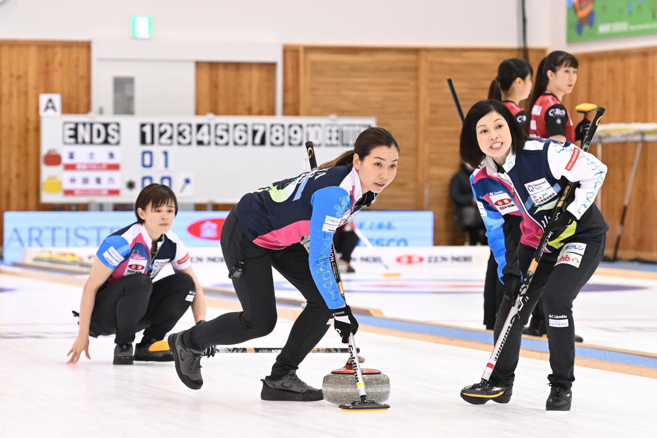 スイープするフォルティウスの近江谷杏菜（左）と船山弓枝（C）JCA IDE