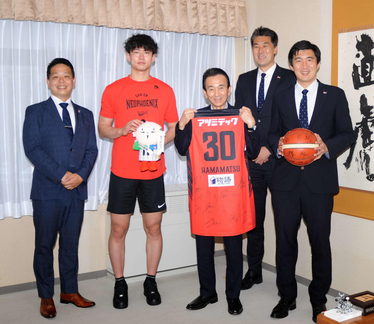鈴木浜松市長（中央）を表敬訪問した三遠の半沢（左から2人目）や牛尾氏（左端）ら