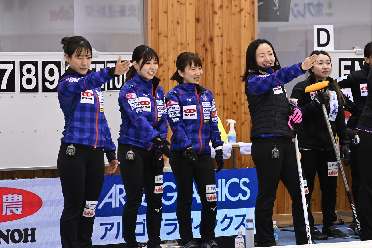 作戦を練るロコ・ソラーレの４人。左から吉田知那美、吉田夕梨花、鈴木夕湖、藤沢五月（C）JCA IDE
