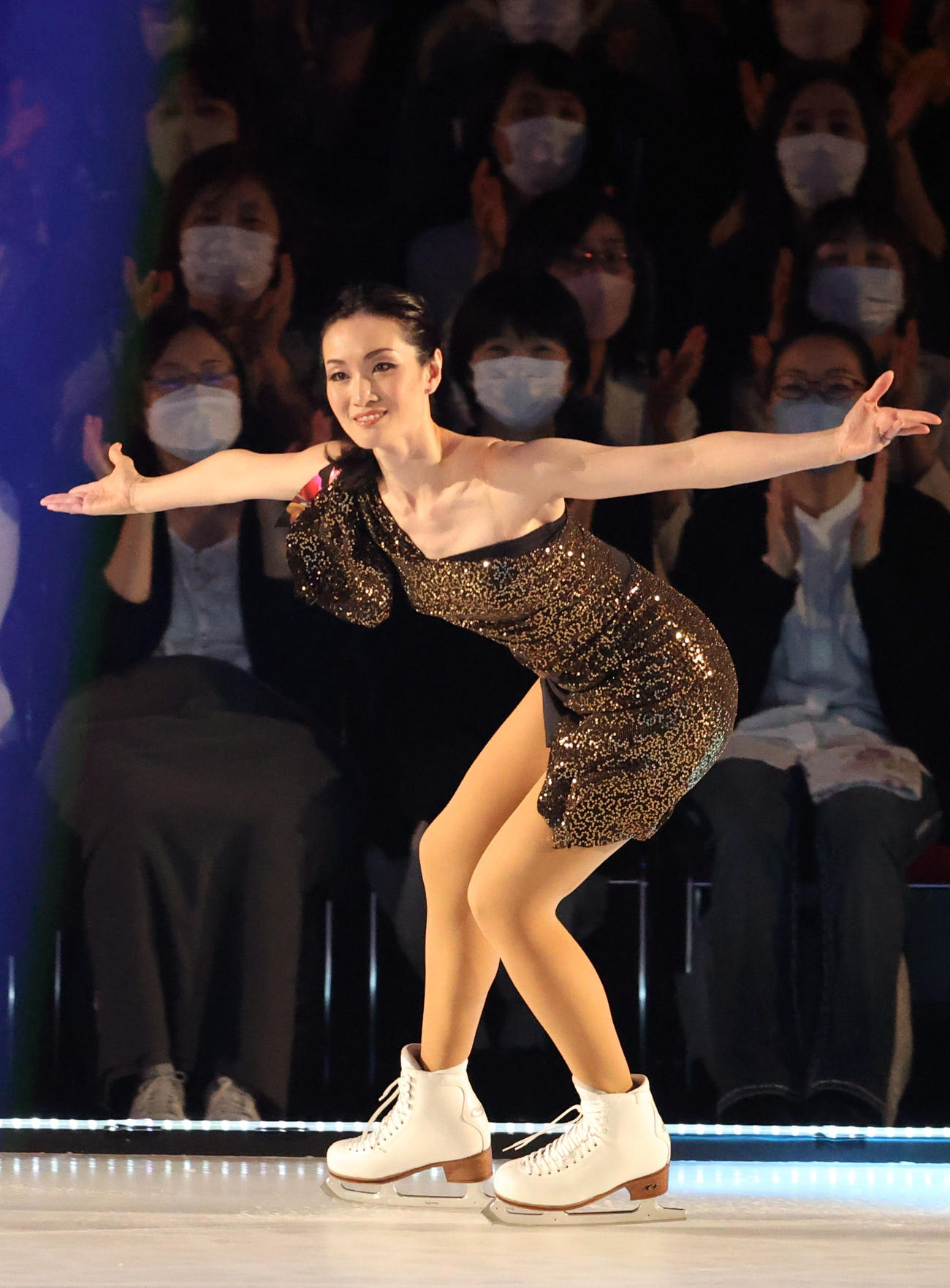 「ファンタジー・オン・アイス2022」のオープニングで演技する荒川（撮影・狩俣裕三）