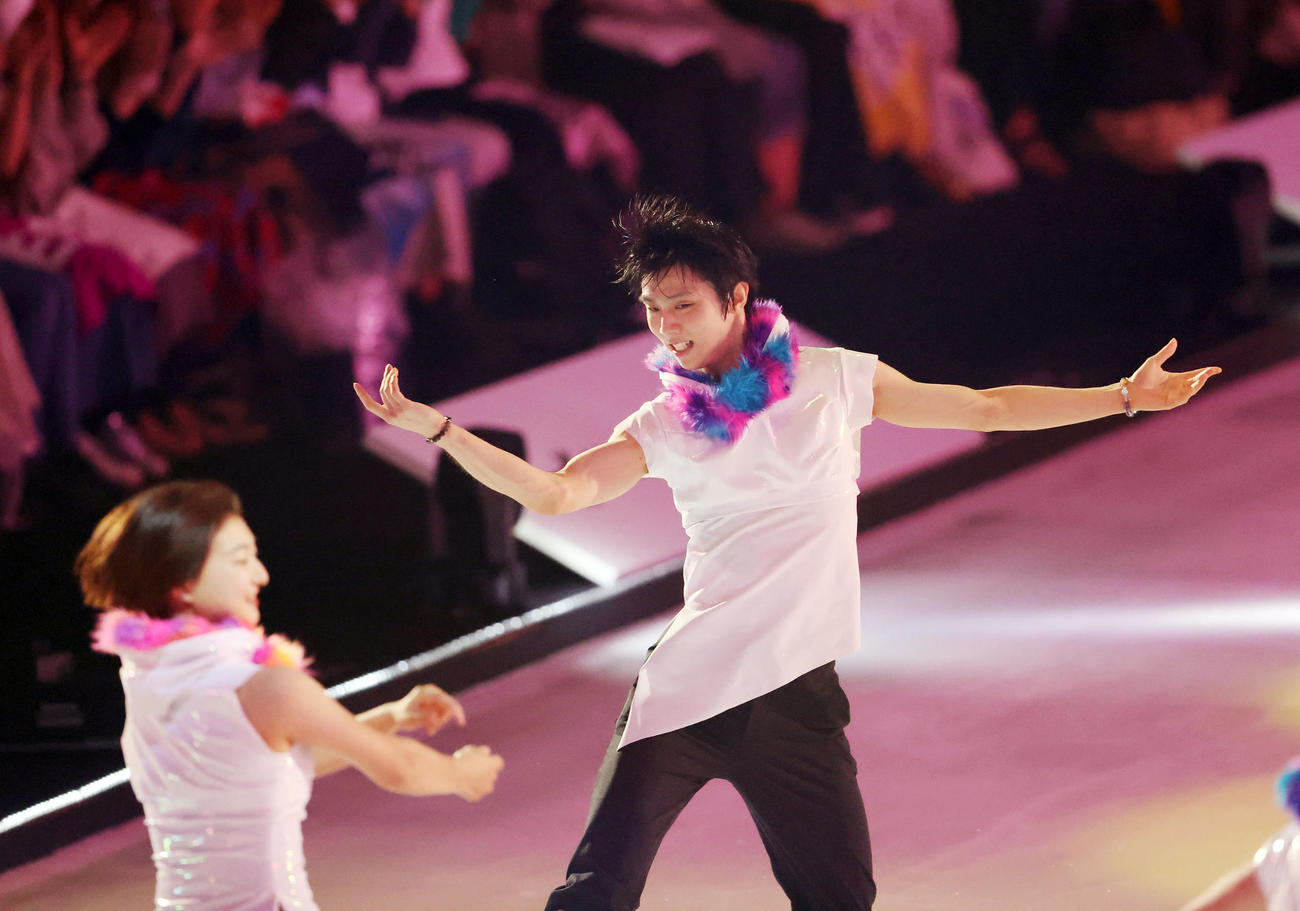 エンディングで気持ち良さそうに踊る羽生結弦（右）。左は坂本（撮影・狩俣裕三）