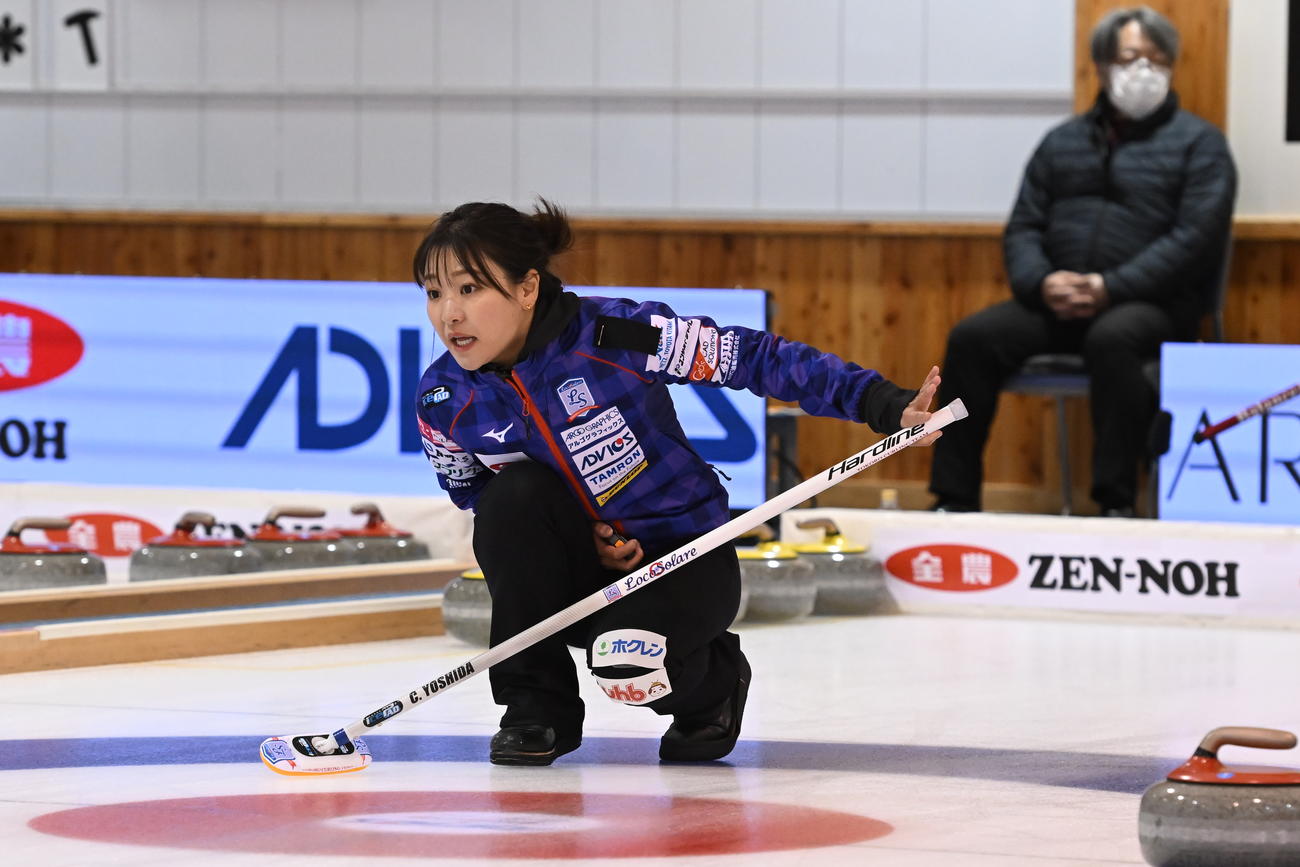 ストーンの行方を見る吉田知那美（C）JCA IDE