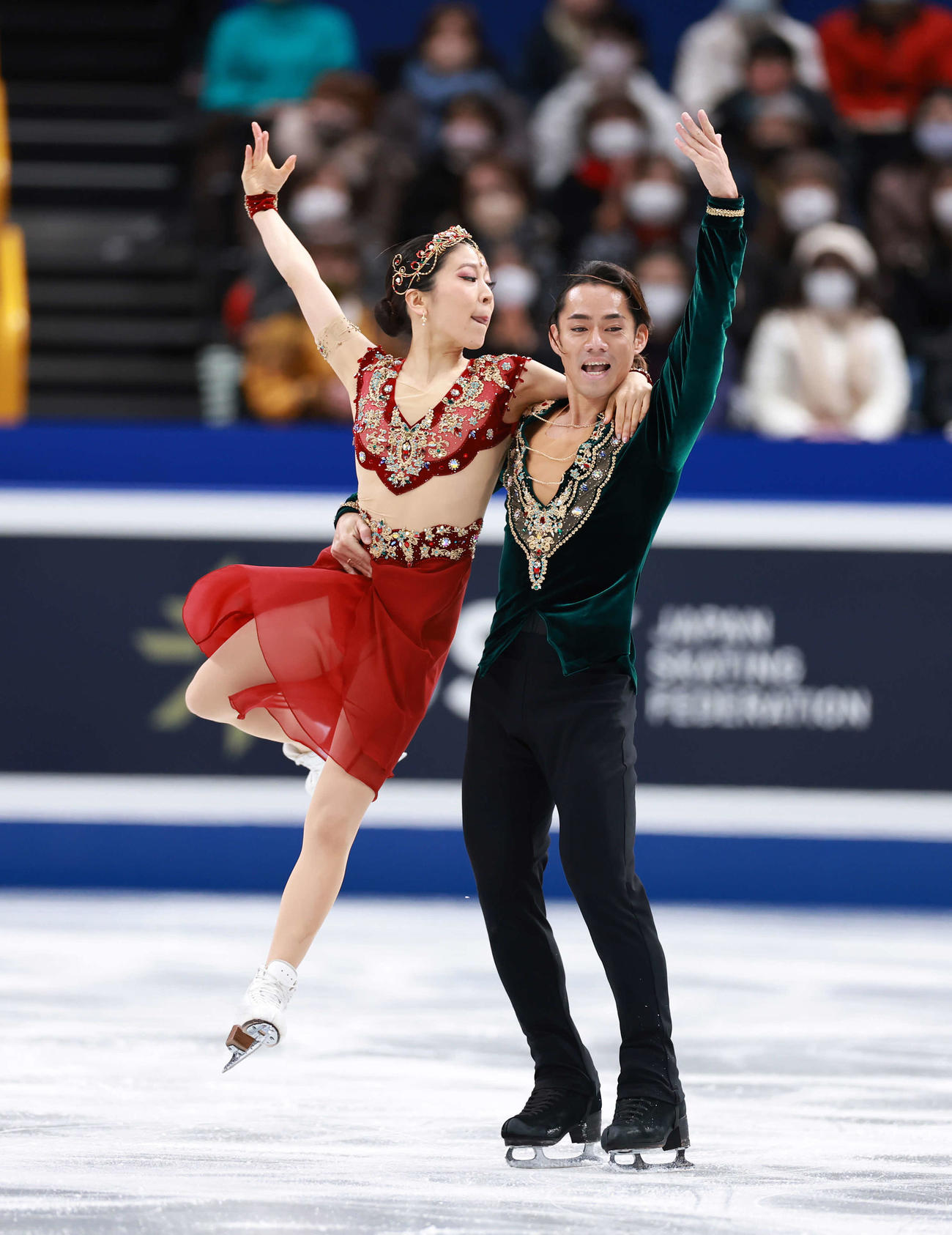 村元哉中（左）と高橋大輔組（2021年12月25日撮影）
