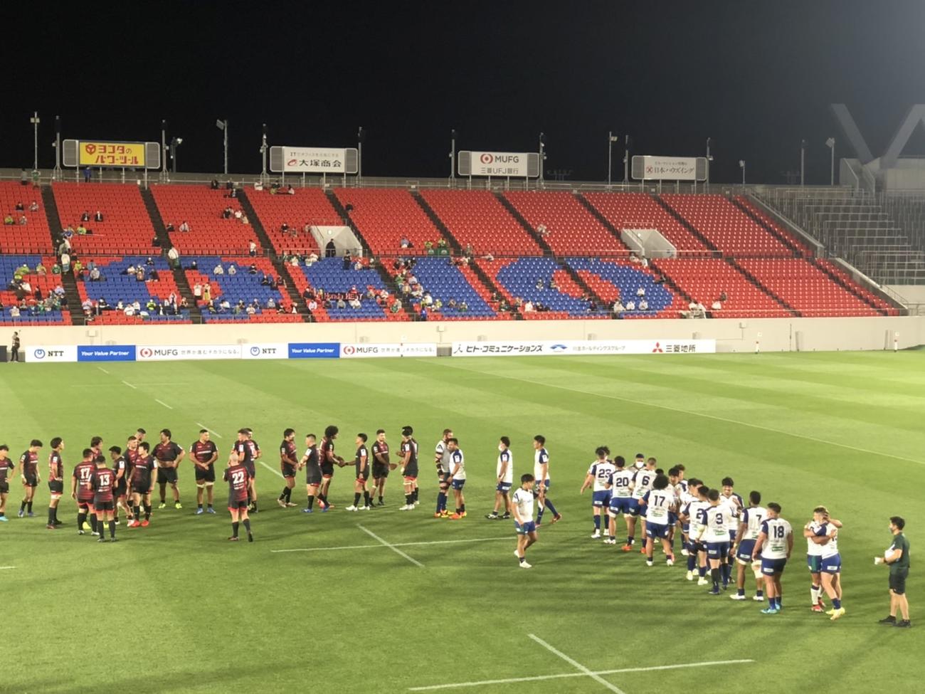 試合後に健闘をたたえ合う三重（左）と東葛のメンバー